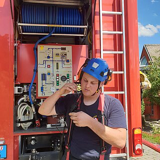 HLF von hinten mit Maschinist