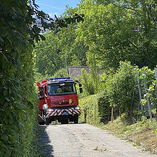 HLF auf anfahrt zu einem Einsatz