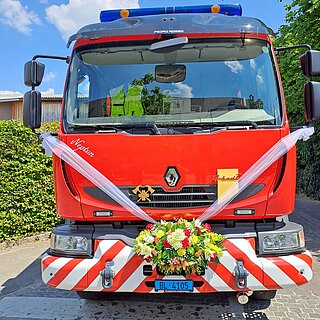 HLF von vorne, geschmückt für eine Hochzeit