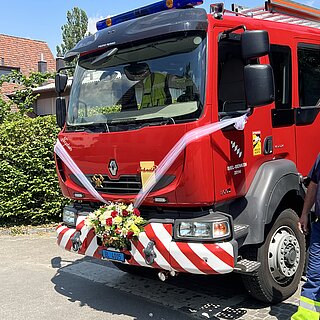 HLF von vorne Links, geschmückt für eine Hochzeit