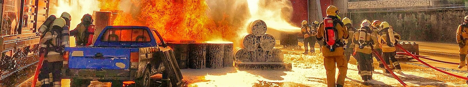 Flüssigkeitsbrand neben einem Auto und Zisternen Bahnwagen